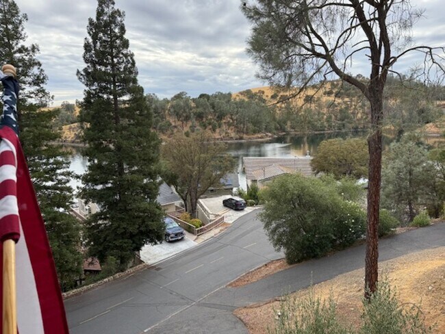 Building Photo - Cozy 3BD/2BA Single-Family in Copperopolis...