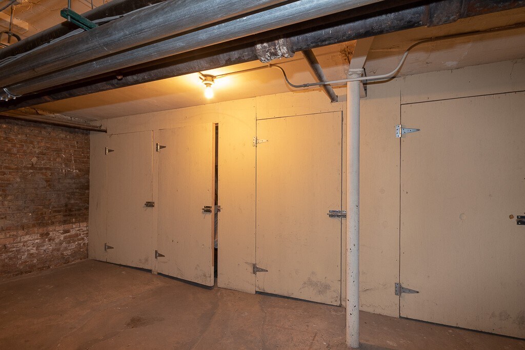 Building Photo - 728 W Addison St