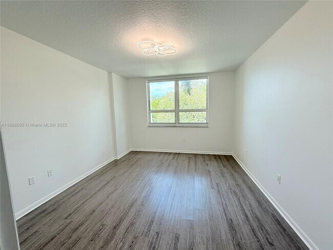 Building Photo - 2000 N Bayshore Dr