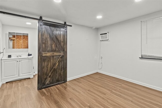 Building Photo - 2202 Colonial Ct N