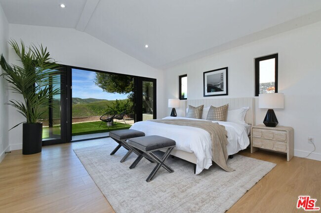 Building Photo - 26065 Farmfield Rd