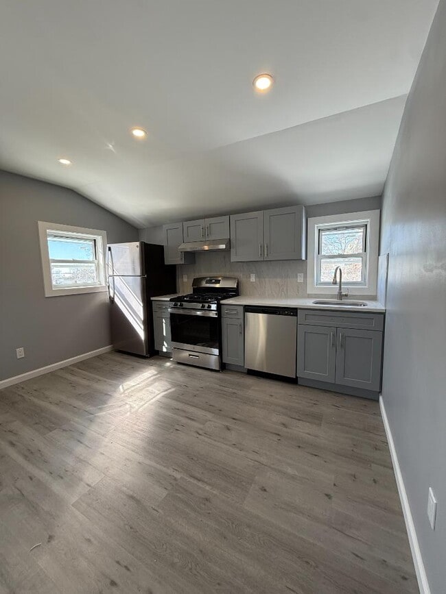 Building Photo - 1637 South Ave