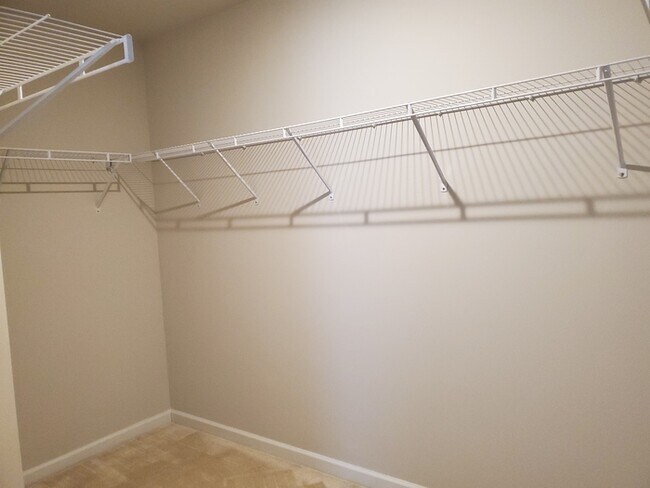 Building Photo - 2 Bedroom, 2.5 Baths End unit Townhome located in Townes at University East