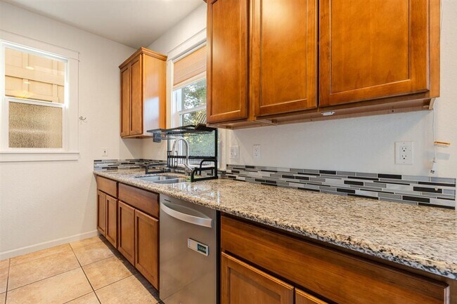 Building Photo - Charming 3 Bedroom 2.5 Bath Condo Available Now!