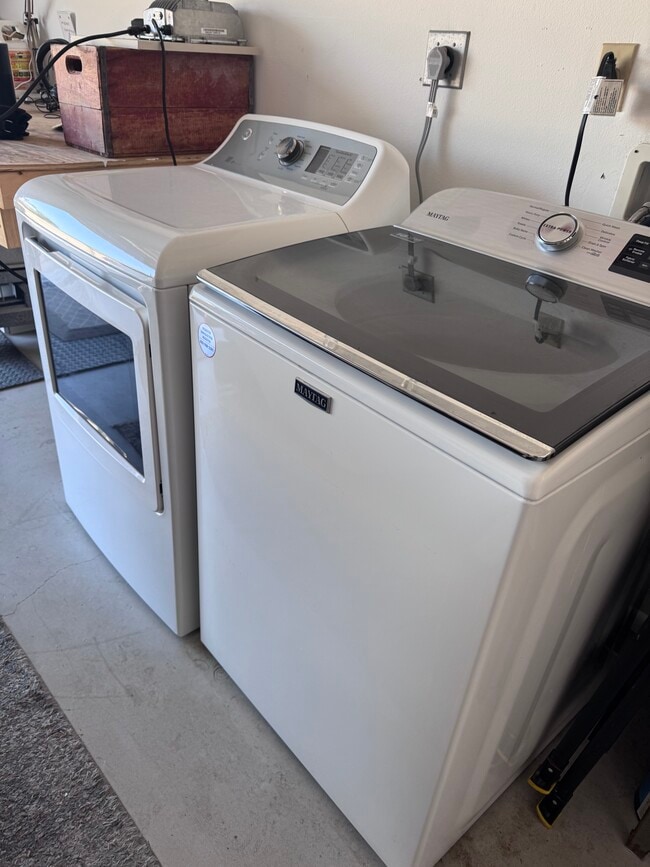 Building Photo - 3509b Avenida Madera