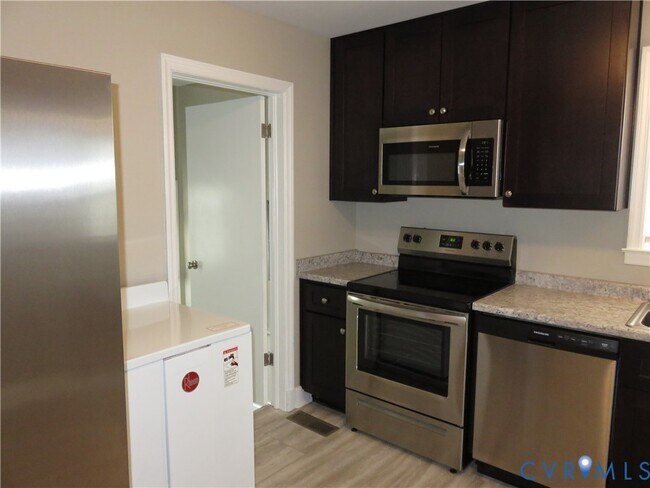 Building Photo - 1909 S Battery Dr