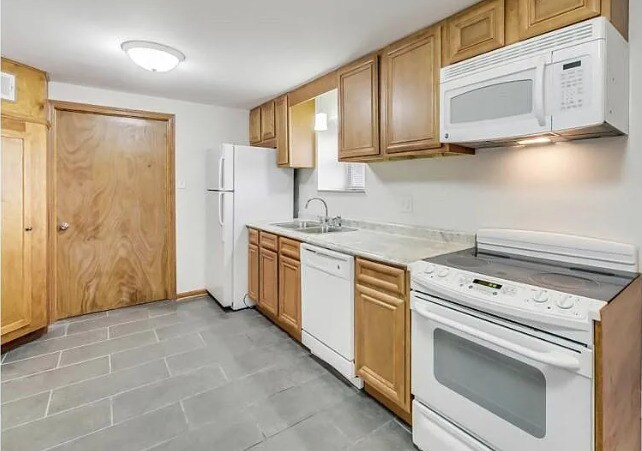 Building Photo - 4988 N Elston Ave