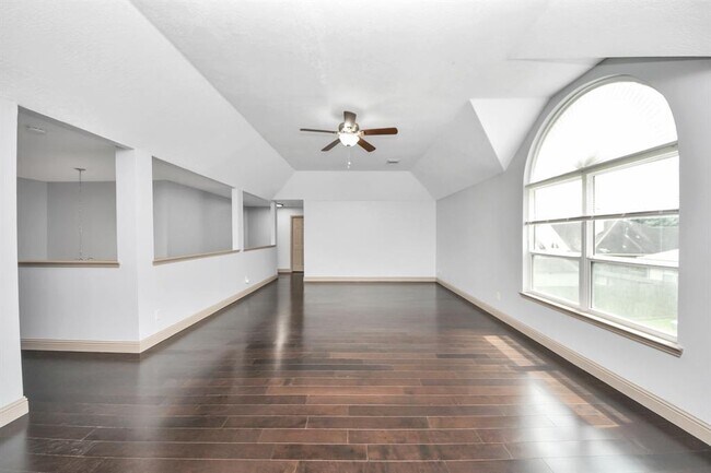 Building Photo - 2030 Winding Hollow Dr