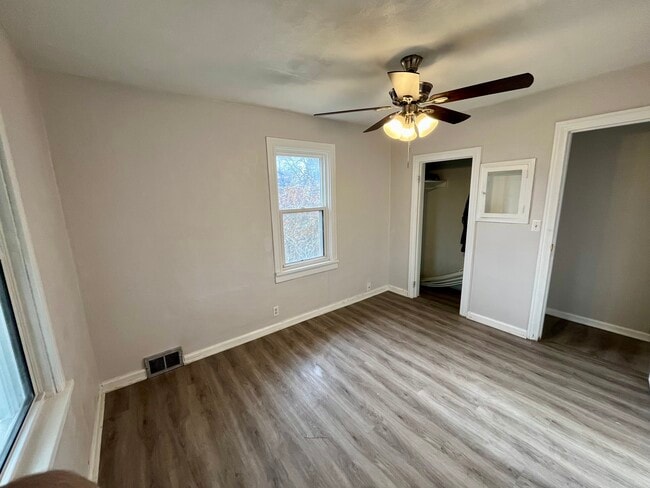 Building Photo - 1502 W Alexis Rd