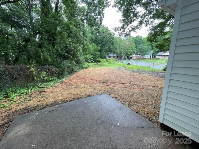 Building Photo - 7135 Ludwig Dr
