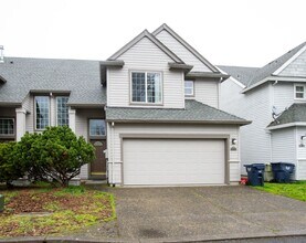 Building Photo - 3 Bedroom Town Home Close to Nike Available !