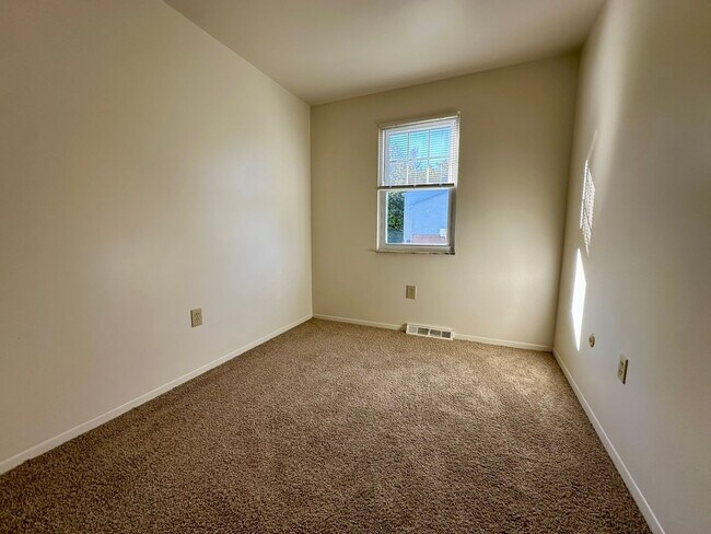 Building Photo - North Hills 3 Bedroom Townhome! In-Unit Wa...