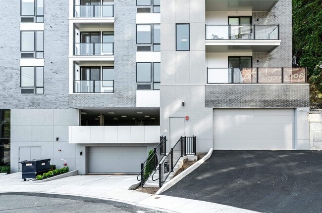 Building Photo - 8625 River Rd