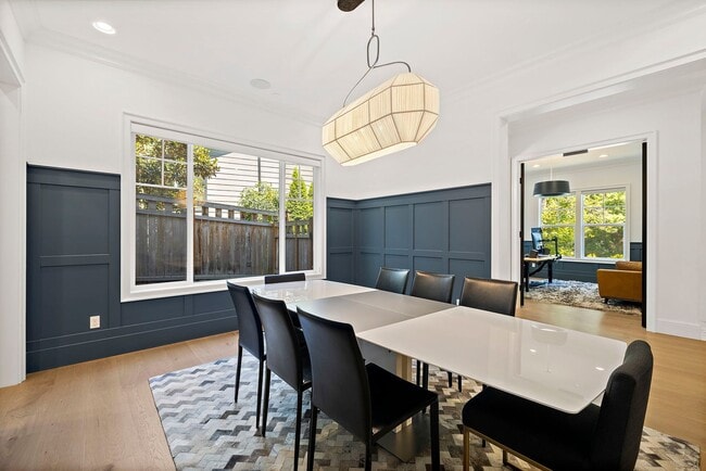 Building Photo - 4bd/4.75ba Bellevue House