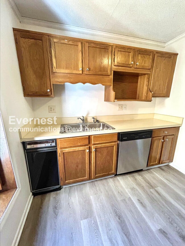 Building Photo - 2 Bed, 2.5 Bath Townhome with Assigned Par...
