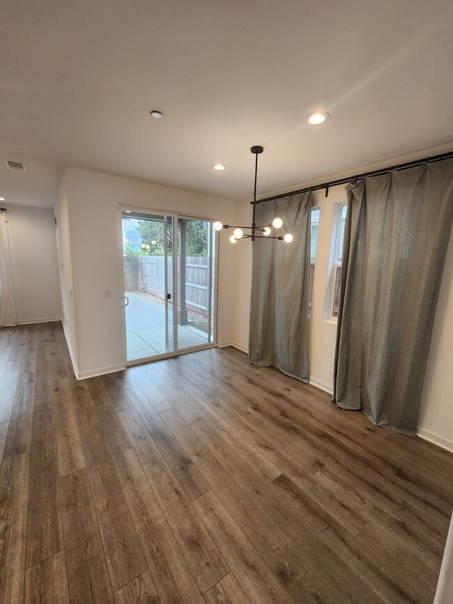 Building Photo - 3 bedroom 2.5 bath townhouse