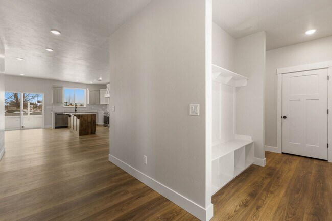 Building Photo - SUGAR CITY TWIN HOME 3 BED 2 FULL BATH - FENCED YARD WITH EX-LARGE 2 STALL GARAGE