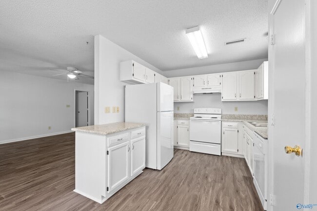 Building Photo - 113 Fernwood Cir