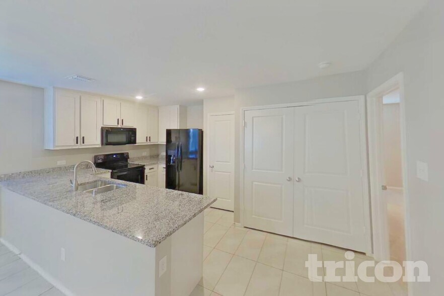 Building Photo - 6445 Middlebury Dr