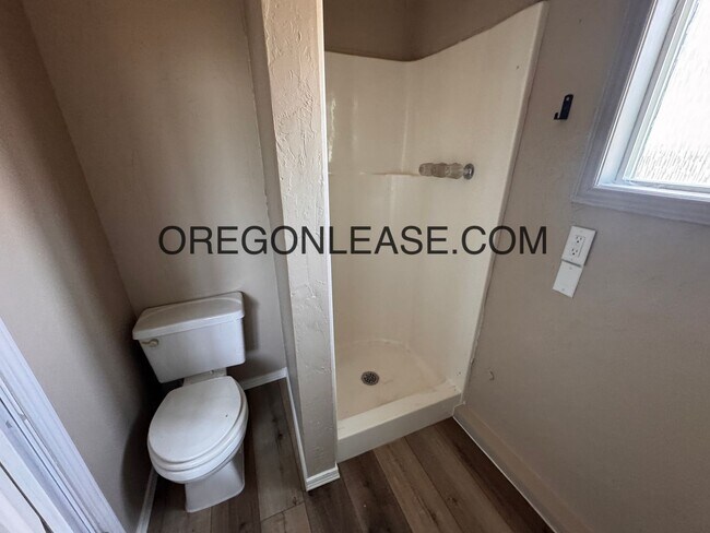 Building Photo - Large 5 bedroom North Eugene Home with lar...