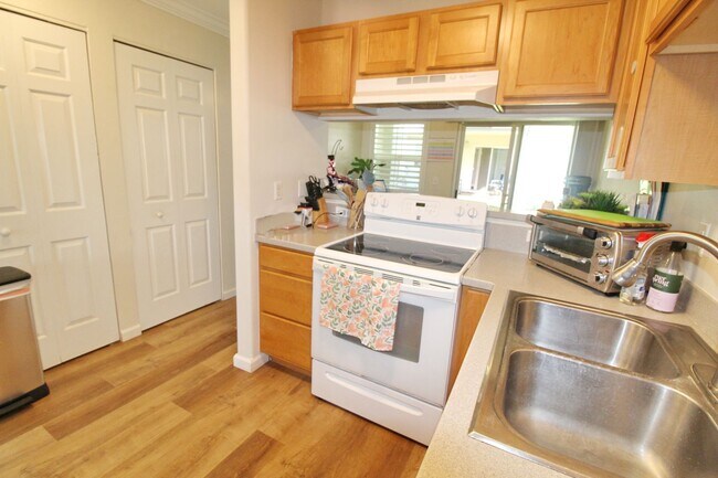 Building Photo - Nicely Remodeled and Completely Unfurnishe...