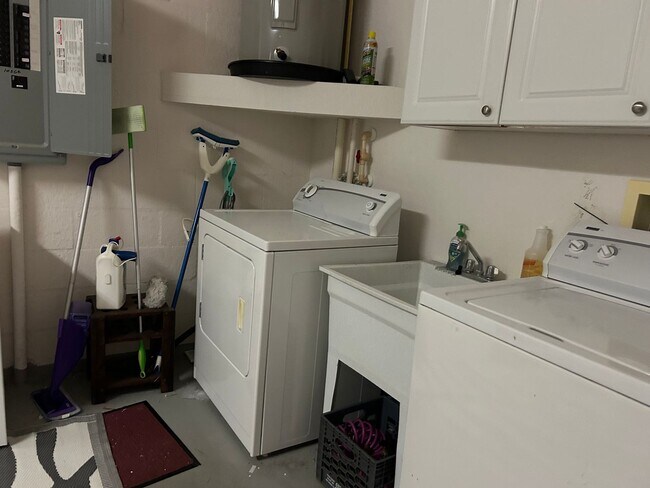 Building Photo - Executive 2 bedroom/ 2 bath condo