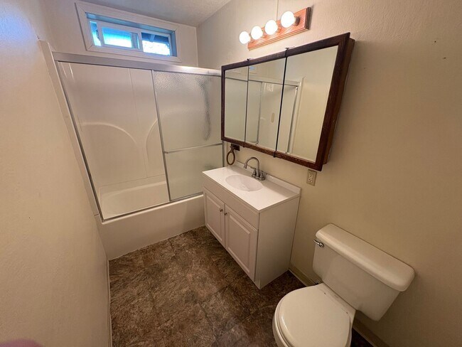 Building Photo - 3 Bed 1 Bath House Eureka