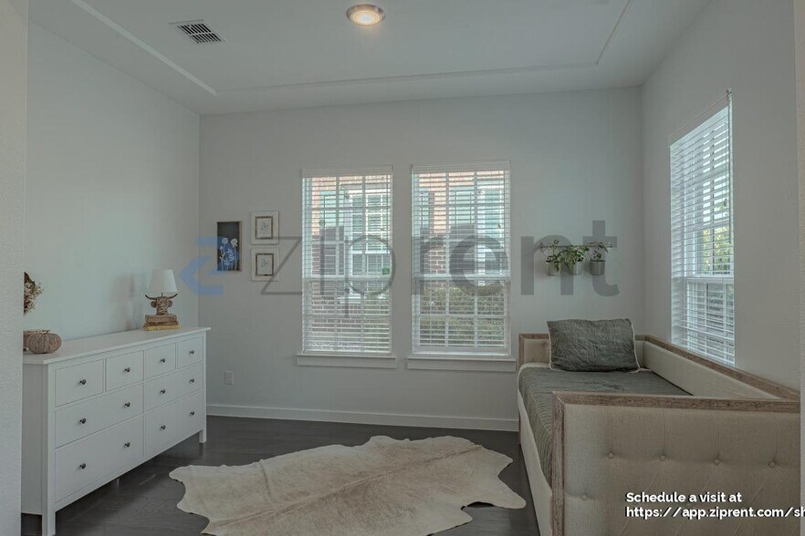 Building Photo - 1100 Redbrick Ln