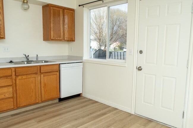 Building Photo - 137 S 400 W