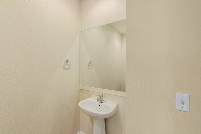 Building Photo - 418 S Reed Ct
