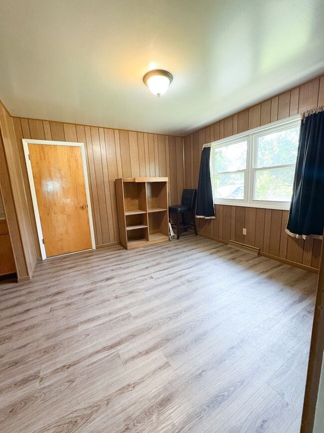 Building Photo - Spacious 3 bed 1.5 bath heights home