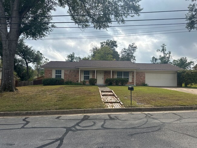 Building Photo - 2213 Suanne Dr