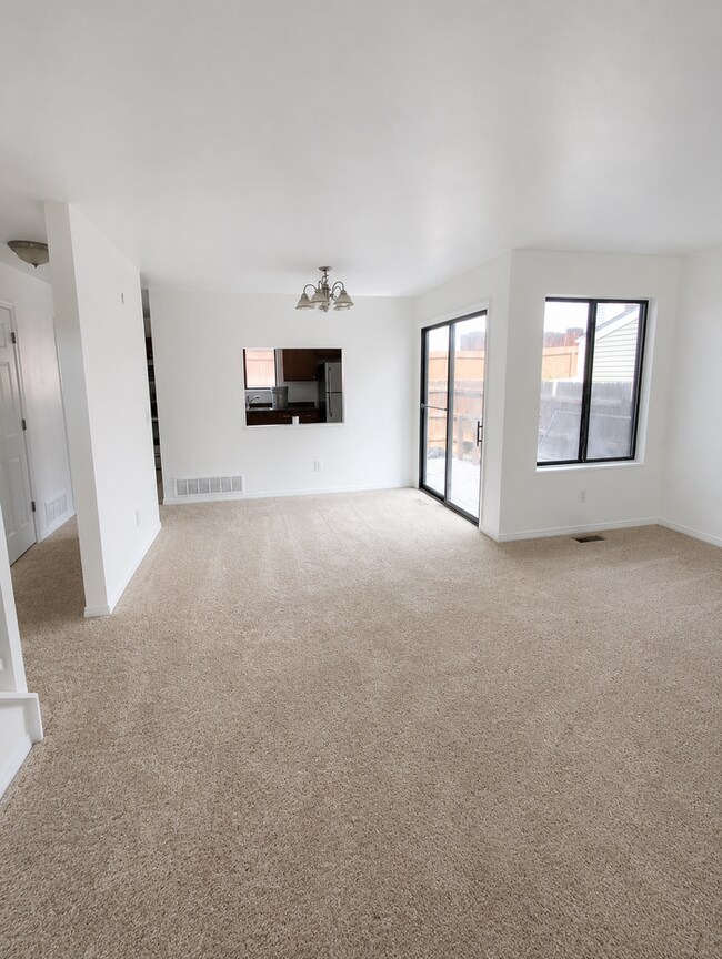 Building Photo - Convenient location, new paint & carpet throughout, enclosed patio.