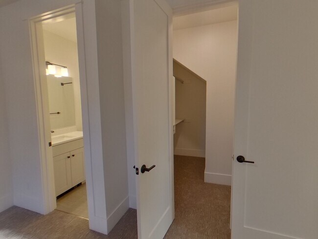 Building Photo - Beautiful 6 bedroom Campus Home!
