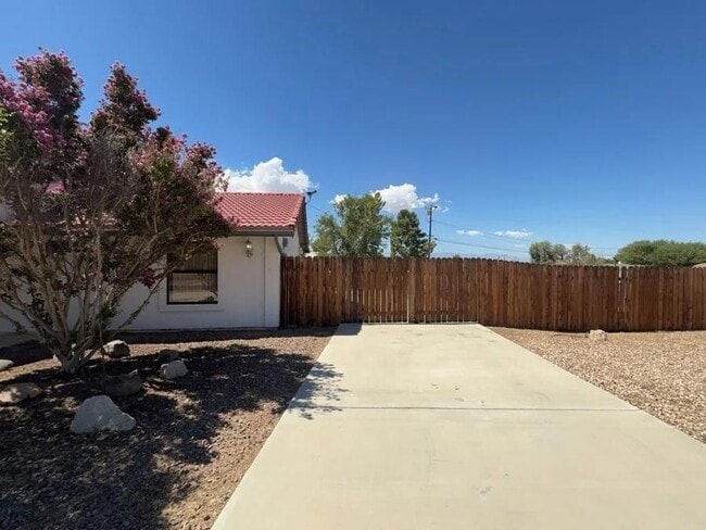 Building Photo - 15370 Tacony Rd