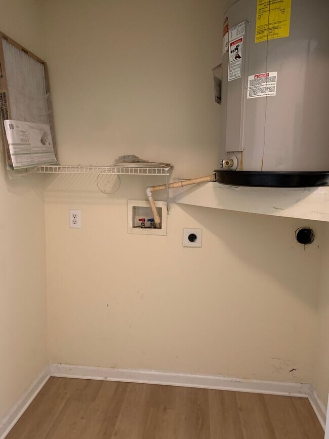 Building Photo - 3 Bedroom, 2 Bath House Available On Wesle...