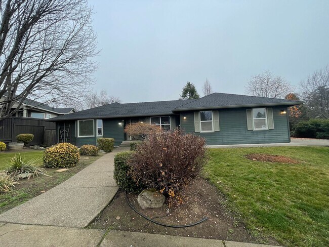 Building Photo - East Medford 3 Bedroom 2 Bathroom w/Large 2 car garage - Single Level