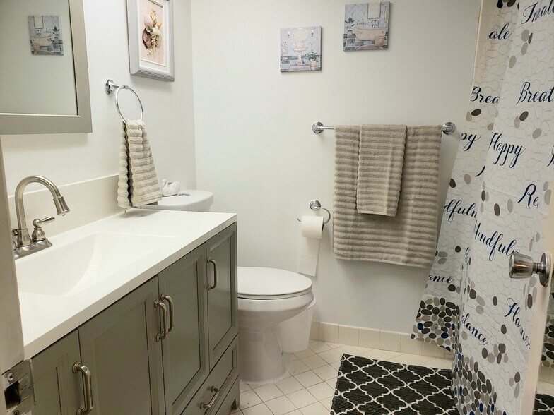 Building Photo - 4550 Cove Cir