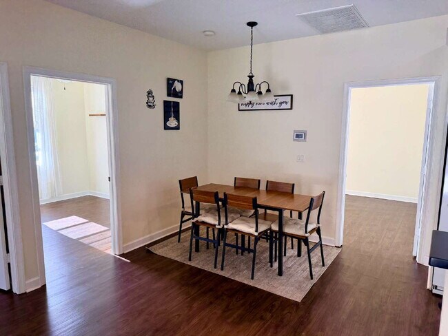 Building Photo - "Charming 3-Bed, 2-Bath Oasis in Wellington's Heart – 1060 Sqft of Comfort Awaits!"