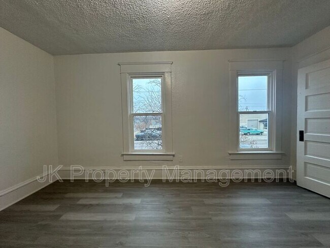 Building Photo - 604 2nd Ave S