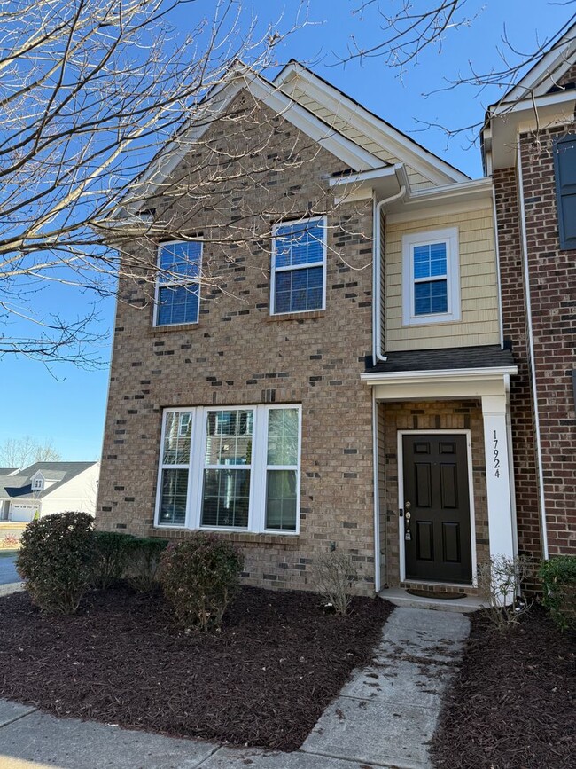 Building Photo - End-Unit Cornelius Townhome | 3BR + Flex Room | Fenced Courtyard | Near Birkdale & Greenway