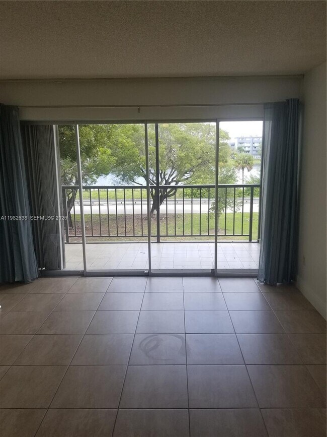 Building Photo - 9150 Fontainebleau Blvd