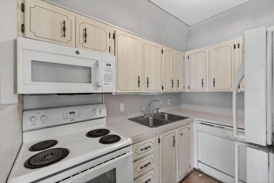 Building Photo - 841 SW 18th Ct