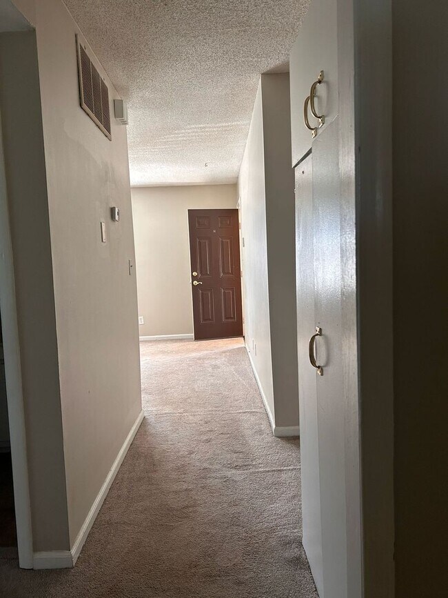 Building Photo - MOVE IN SPECIAL!!-Available 1 Bedroom Apar...