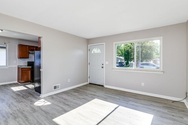 Building Photo - Introducing a beautiful 3 bedroom, 1 bathr...