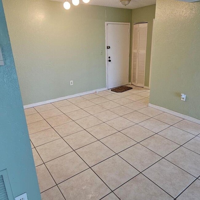 Building Photo - 4174 Inverrary Dr