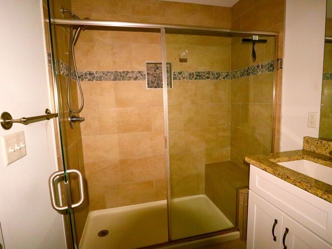 Building Photo - 3 Bed, 2 Bath Townhome with En-Suite Primary