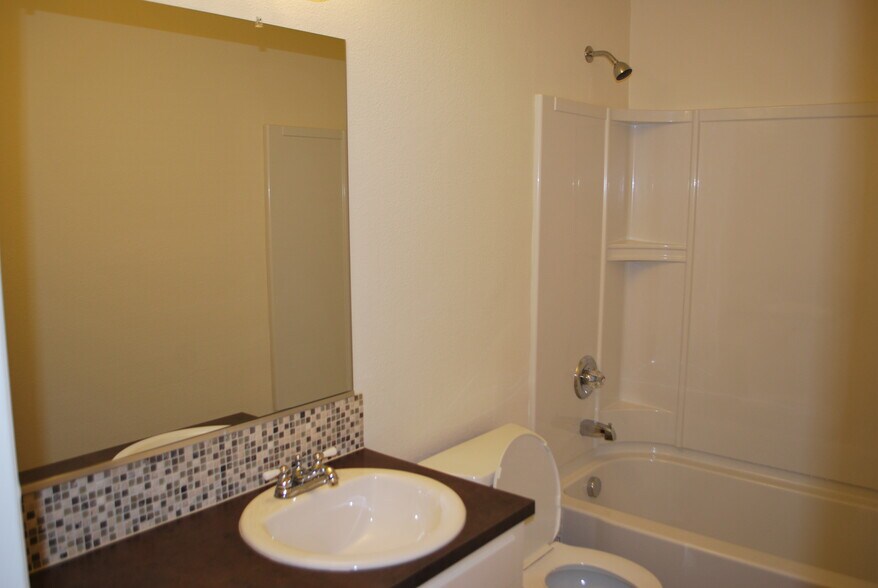 Building Photo - 636 SE 47th Ave