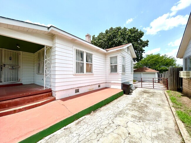 Building Photo - 1627 Schley Ave
