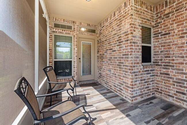 Building Photo - 1806 Lakeshore Cir